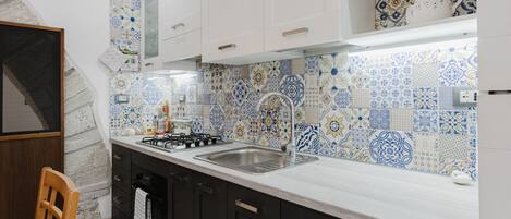 Fridge, oven, stovetop, coffee/tea maker