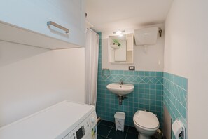 Douche, sèche-cheveux, serviettes fournies