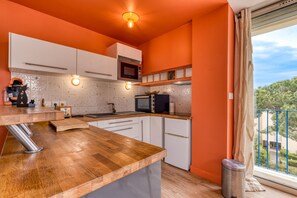 Fridge, microwave, oven, stovetop