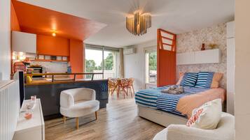 1 bedroom, bed sheets