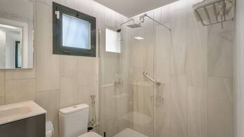 Ducha, secador de pelo, toallas