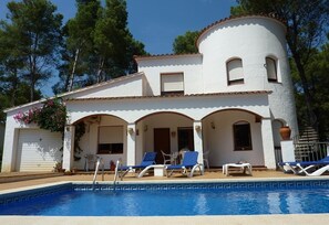 Pool - Villa "El Castillito" with Pool, Terrace & Wi-Fi (Playa de Pals)