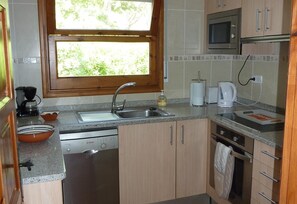 Fridge, microwave, oven, stovetop - Villa "El Castillito" with Pool, Terrace & Wi-Fi (Playa de Pals)