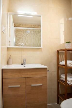 Douche, sèche-cheveux, serviettes fournies