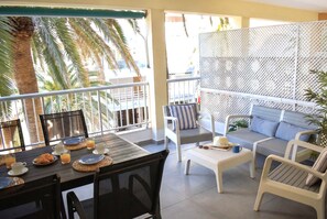 Outdoor dining - Apartment 'La Terraza De Palmeres' with Sea Views, Wi-Fi & Air Conditioning (Les Palmeres)