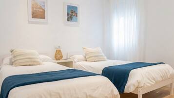 3 slaapkamers, een strijkplank/strijkijzer, gratis wifi, beddengoed