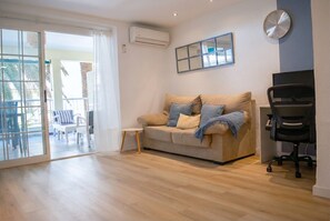 TV - Apartment 'La Terraza De Palmeres' with Sea Views, Wi-Fi & Air Conditioning (Les Palmeres)