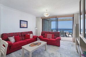 TV - Holidays 'Al Mar Los Gigantes' with Private Terrace, Balcony and Wi-Fi (Puerto de Santiago)