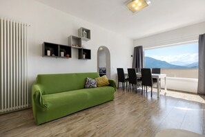 TV - Villa 'Renè' with Private Terrace, Wi-Fi and Air Conditioning (Tenno)