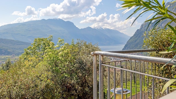 A balcony with a metal railing overlooking a mountainous landscape and a body of water. - Villa 'Renè' with Private Terrace, Wi-Fi and Air Conditioning (Tenno)