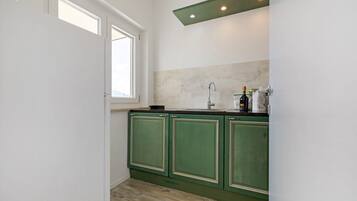 Coffee/tea maker, fridge, microwave, oven