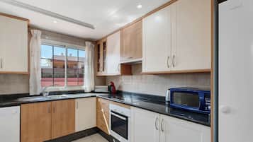 Een koelkast, een magnetron, een oven, een kookplaat