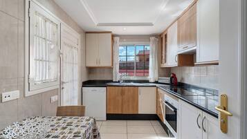 Een koelkast, een magnetron, een oven, een kookplaat