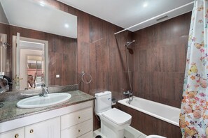 Ducha, secador de pelo y toallas