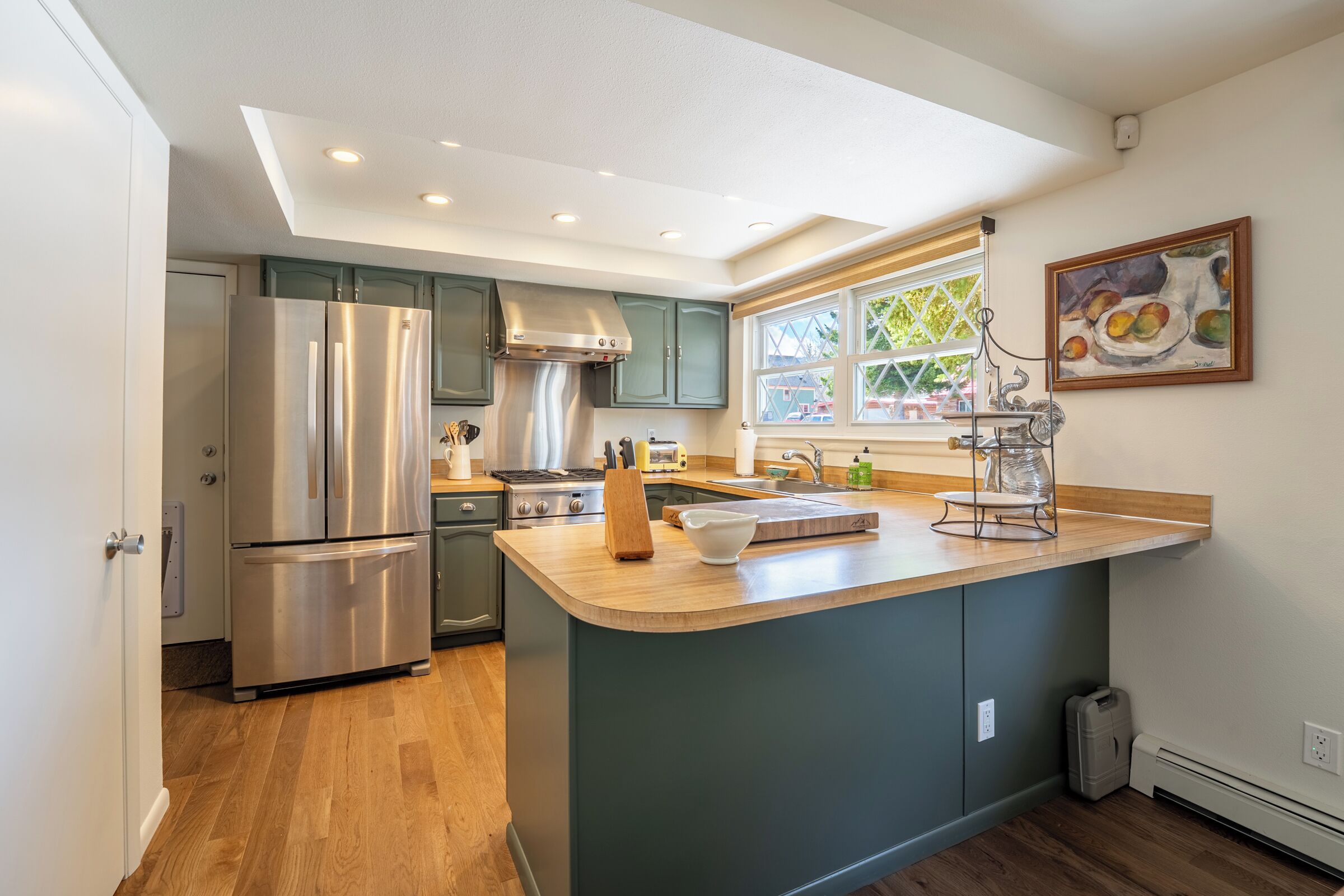 冷蔵庫、電子レンジ、オーブン、コンロ