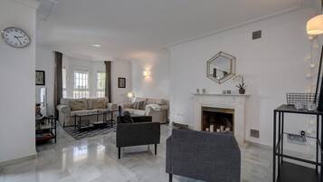 Televisión, chimenea y videojuegos