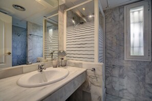 Dusche, Haartrockner, Handtücher