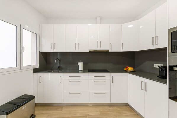 Jääkaappi, mikroaaltouuni, uuni, liesi