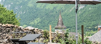Mountain Lodge 'Au Milan D'Oré' – Stunning Views, Private Terrace, and Wi-Fi in the Pyrenees