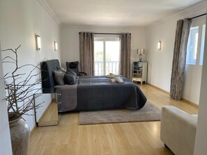 4 bedrooms, iron/ironing board, free WiFi, bed sheets