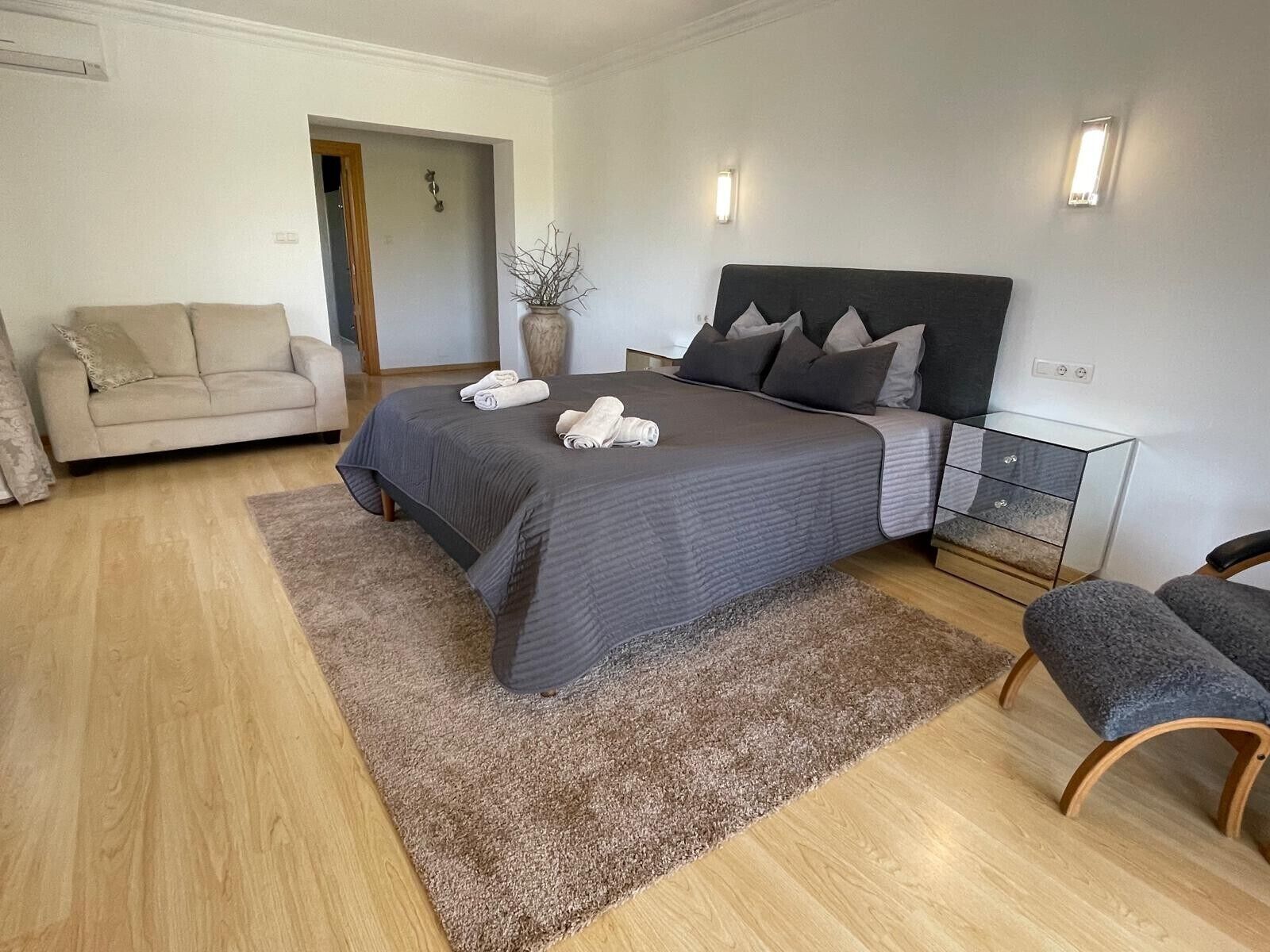 4 bedrooms, iron/ironing board, free WiFi, bed sheets