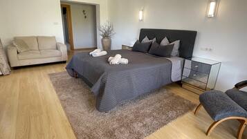 4 bedrooms, iron/ironing board, free WiFi, bed sheets