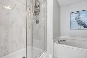 Douche, séchoir à cheveux, serviettes fournies