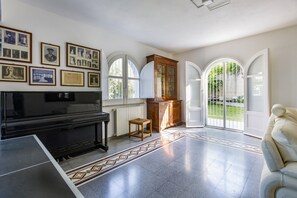 Télévision, table de tennis de table