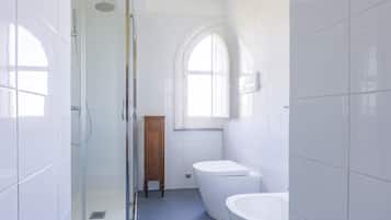 Douche, sèche-cheveux, serviettes fournies
