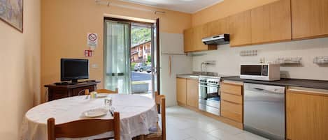 Frigorifero, microonde, forno, piano cottura