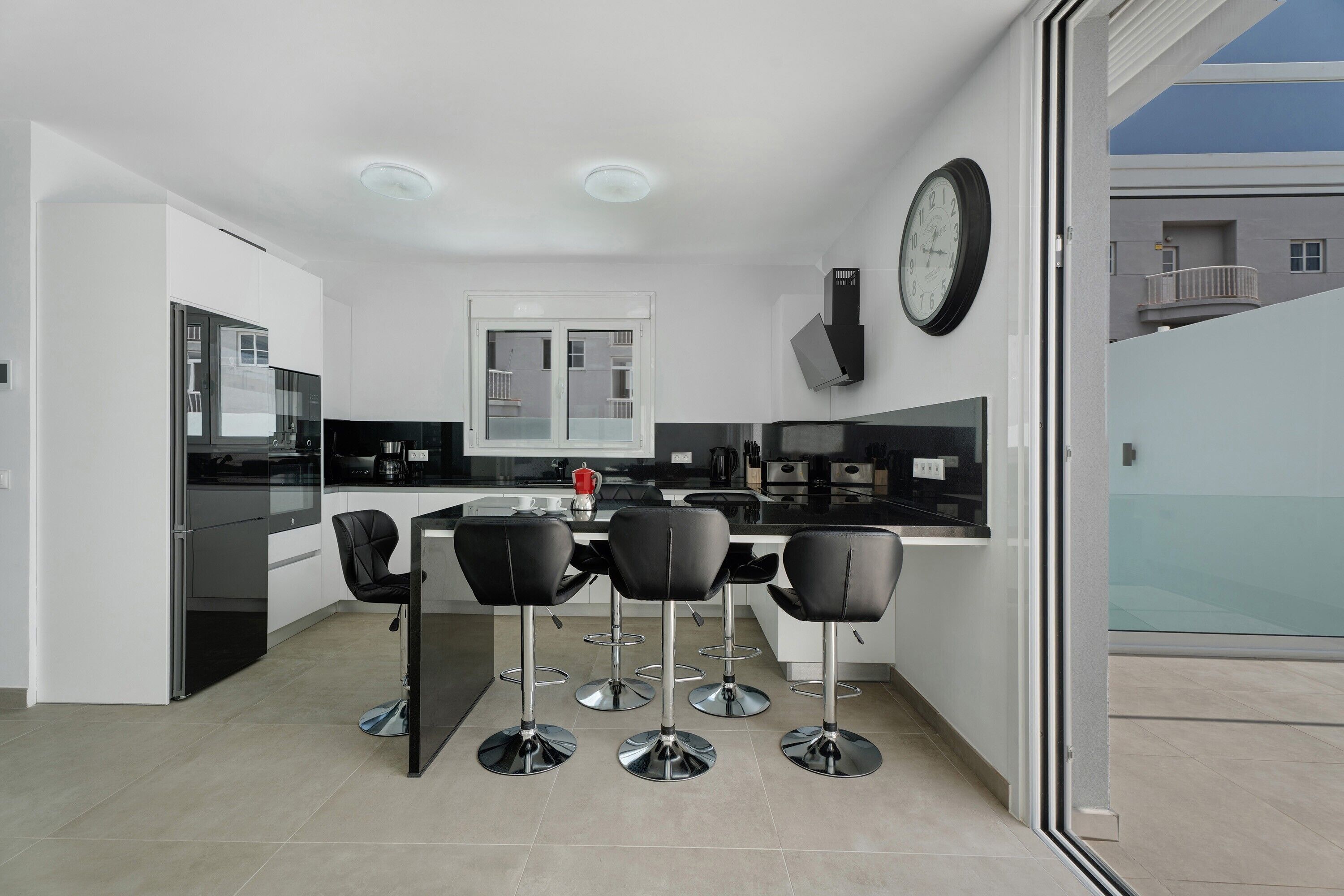 Frigorifero, microonde, forno, piano cottura