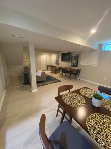 Charming 2-Bedroom Basement Apartment with AC, WiFi in enchanting Leesburg