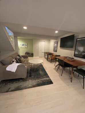 Smart TV - Charming 2-Bedroom Basement Apartment with AC, WiFi in enchanting Leesburg (Leesburg)