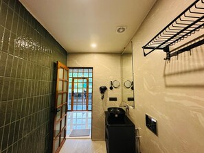 Douche, sèche-cheveux, serviettes fournies, savon