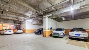 Un aparcamiento de varios niveles con varios coches estacionados.