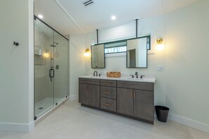 Shower, hair dryer, towels - Raven House | Pet-Friendly, Hot Tub & Home Gym! (Black Mountain)