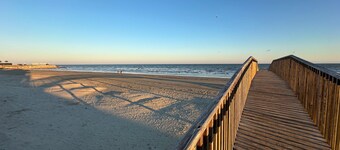 Charming Oceanview 1-bedroom apartment in Galveston with Private Beach Access