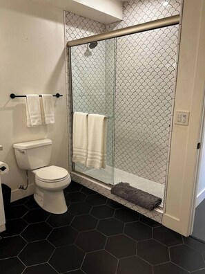 Suihku, hiustenkuivaaja, pyyhkeet, saippua