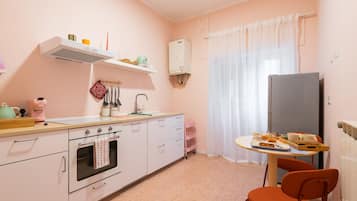 Een koelkast, een magnetron, een oven, een vaatwasser