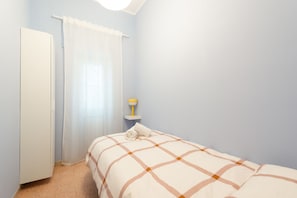 2 bedrooms, iron/ironing board, free WiFi, bed sheets