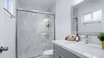 Secador de pelo, toallas, jabón, shampoo