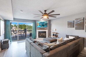 Smart TV y chimenea 
