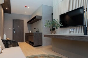 Executive Suite, Ocean View | Living area | 32-inch Smart TV with cable channels