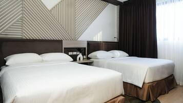 Habitación Deluxe con 1 cama matrimonial o 2 individuales, vista a la ciudad | Ropa de cama de alta calidad y minibar