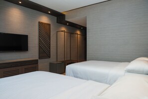 Phòng đôi hoặc 2 giường đơn Deluxe, quang cảnh thành phố | Bộ đồ giường cao cấp, minibar, két bảo mật tại phòng, bàn 