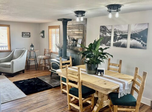 Cozy 3-bedroom mountain cabin with breathtaking 360 degree view