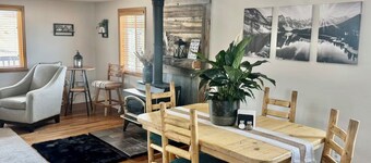 Cozy 3-bedroom mountain cabin with breathtaking 360 degree view