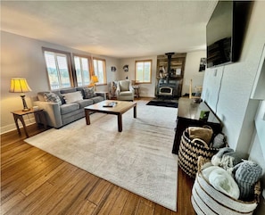 Smart TV - Cozy 3-bedroom mountain cabin with breathtaking 360 degree view (Howard)