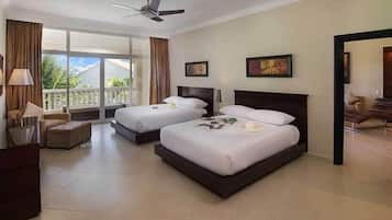 Suite Studio, cuisine, en bord de piscine | Coffres-forts dans les chambres, rideaux occultants