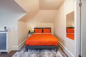 1 bedroom, desk, iron/ironing board, free WiFi - Charming 1-bedroom apartment in Drexel Hill, Upper Darby, All newly renovated (Drexel Hill)